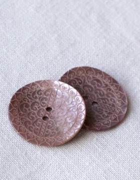 Laserpreget rosa perlemorknapp 28 mm (DSA)