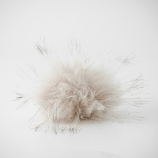 Dusk i fuskepels med trykknapp - beige - 8 cm