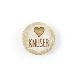 Treknapp med teksten <3knuser - 15 mm