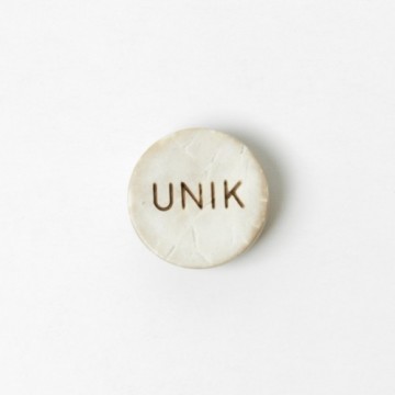 Treknapp med teksten UNIK - 15 mm